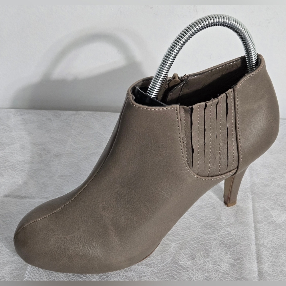 Madden Girl Greer 8 M Gray Heeled Ankle Boots Shoes Side Zipper Pleated Elastic